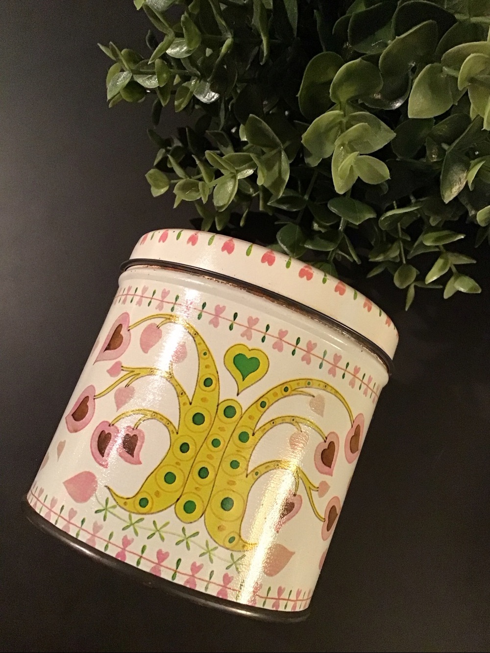 ♥️5/25$ vintage Avon tin with issues
